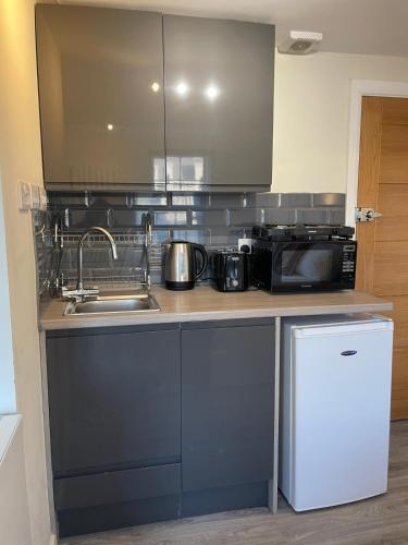 Grays Inn Road - Room 6 - Tap to explore photos