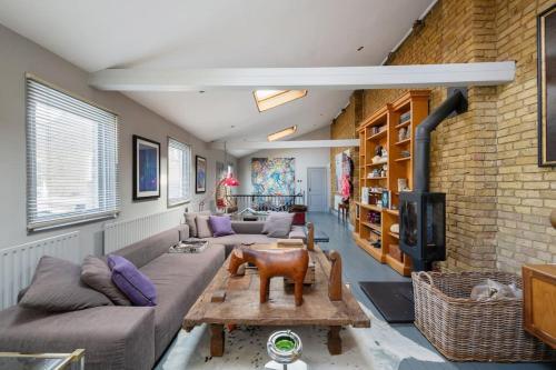 Iconic house in Wandsworth - Tap to explore photos