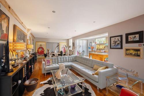 Iconic house in Wandsworth - Tap to explore photos