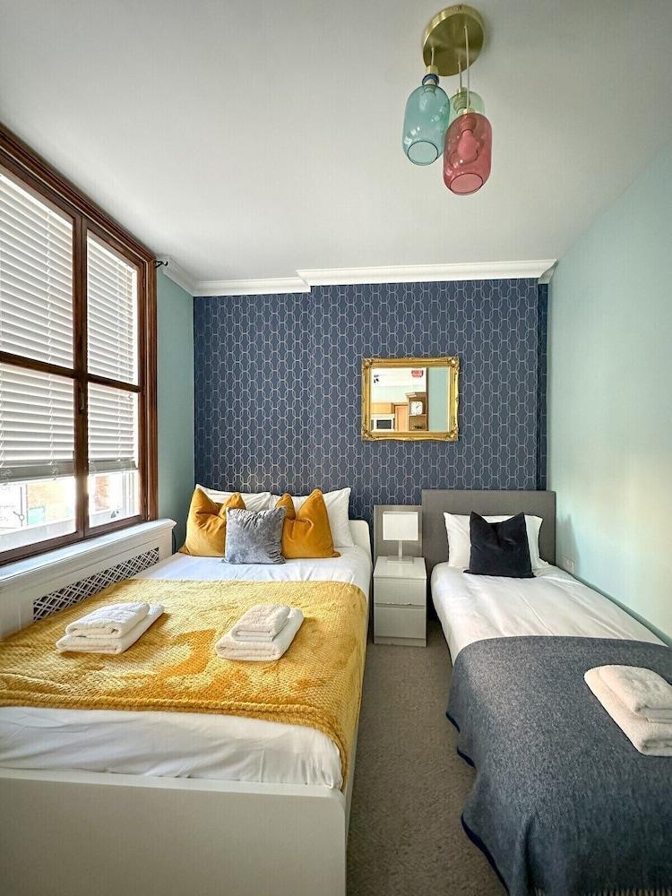 Fulham Rooms - Tap to explore photos
