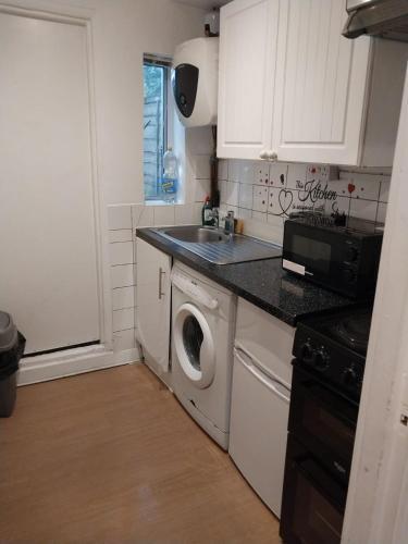 Stay In Edgware Road Guesthouse - Tap to explore photos