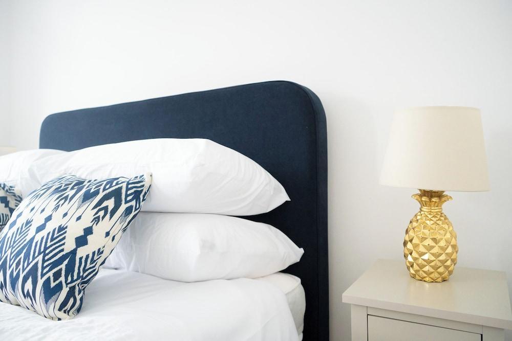 Fun Energetic Oasis in Islington - Sleeps6 - Tap to explore photos