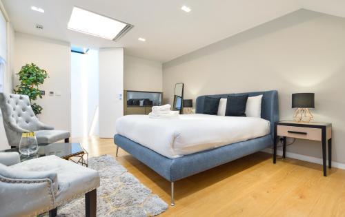 Soho Mews House - Tap to explore photos
