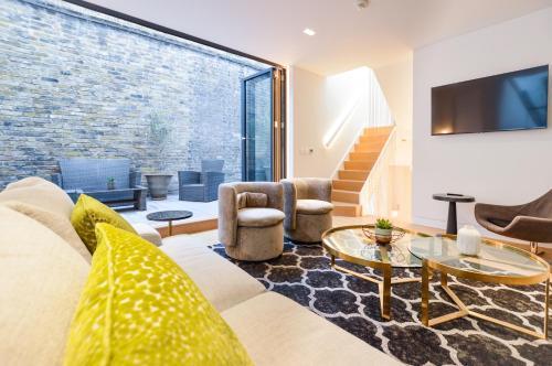 Soho Mews House - Tap to explore photos