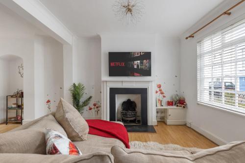 Kensington Two Bedroom House - Tap to explore photos