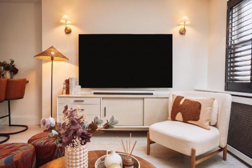 The Elegant Fulham Maisonette with Terrace - Tap to explore photos