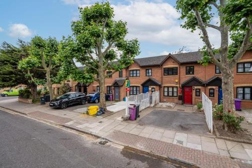 London Single Refurbished Bedroom - Tap to explore photos