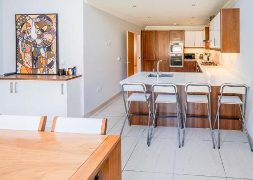Double room in Bromley - Tap to explore photos