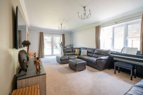 Double room in Bromley - Tap to explore photos