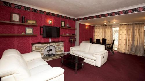 Stunning Spacious bungalow with ample parking - Tap to explore photos