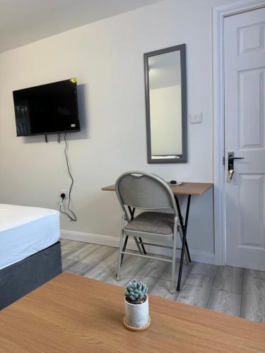 Posh Executive Studio London - Tap to explore photos