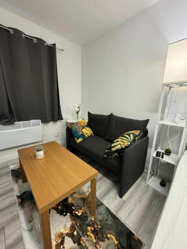 Posh Executive Studio London - Tap to explore photos