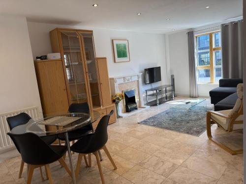 Luxury Two Bedroom Apartment in Bayswater - Tap to explore photos