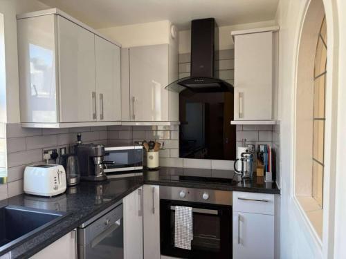 Luxury Two Bedroom Apartment in Bayswater - Tap to explore photos