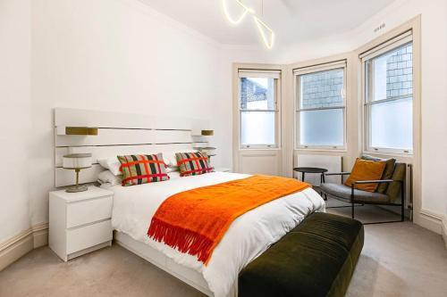 Exclusive 4-Bed Chelsea Residence with Cadogan Square Access - Tap to explore photos