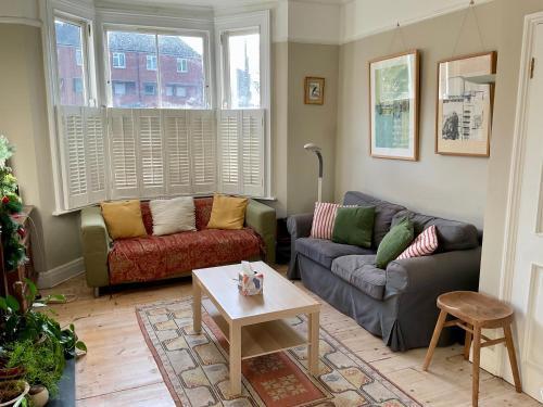 Cosy three bedroom Hither Green Victorian House - Tap to explore photos
