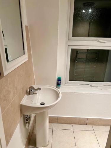 Studio Flat in Paddington - Tap to explore photos