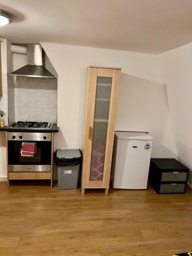 Studio Flat in Paddington - Tap to explore photos