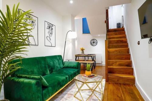Hyde Park Luxury 2 Bed 2 Bath House - Tap to explore photos