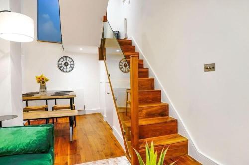 Hyde Park Luxury 2 Bed 2 Bath House - Tap to explore photos