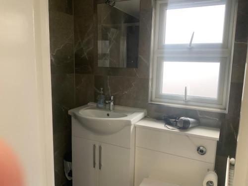 The London En-Suite - Tap to explore photos