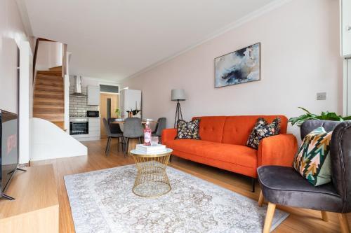 Cute, Stylish House w/ fast wifi - Tap to explore photos