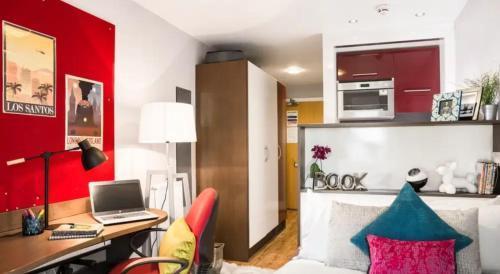 Student Only, Private Studio in London - Tap to explore photos