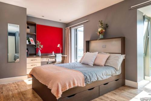 Student Only, Private Studio in London - Tap to explore photos