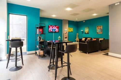 Student Only, Private Studio in London - Tap to explore photos