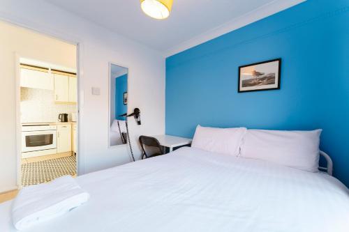 Manor Park Double Rooms - Tap to explore photos