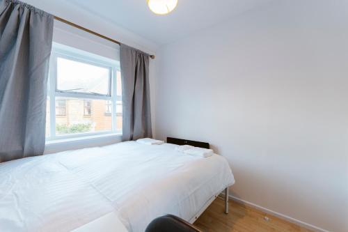 Manor Park Double Rooms - Tap to explore photos