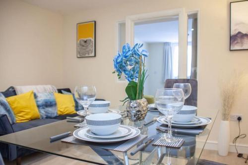 Modern London 1 bed apartment, Own Garden! - Tap to explore photos