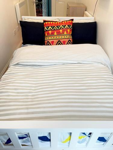 Crescent 2 beds Apartment - Tap to explore photos