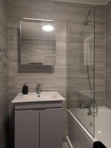 Comfortable Highbury Flat with Private Garden - Tap to explore photos