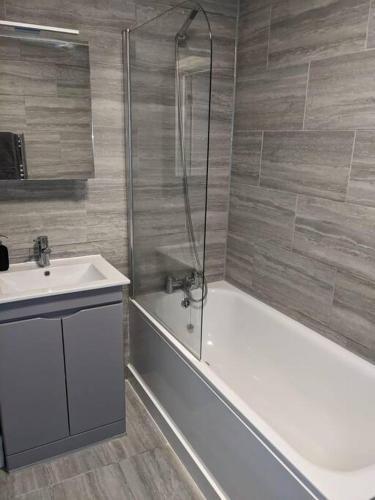 Comfortable Highbury Flat with Private Garden - Tap to explore photos