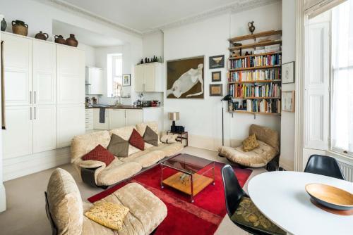 Sleek Simple & Peaceful 1BD Flat Kensington - Tap to explore photos