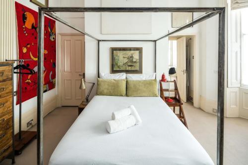 Sleek Simple & Peaceful 1BD Flat Kensington - Tap to explore photos