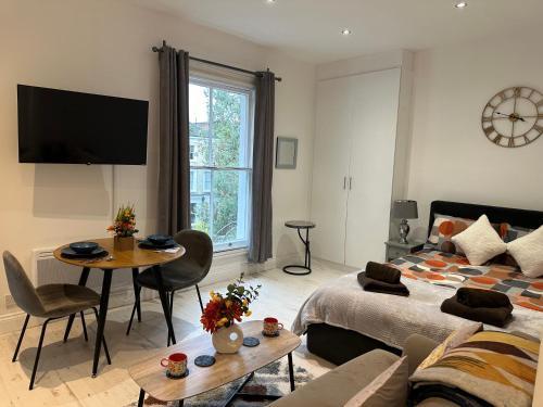 Stylish Studio Escape in West London - Tap to explore photos