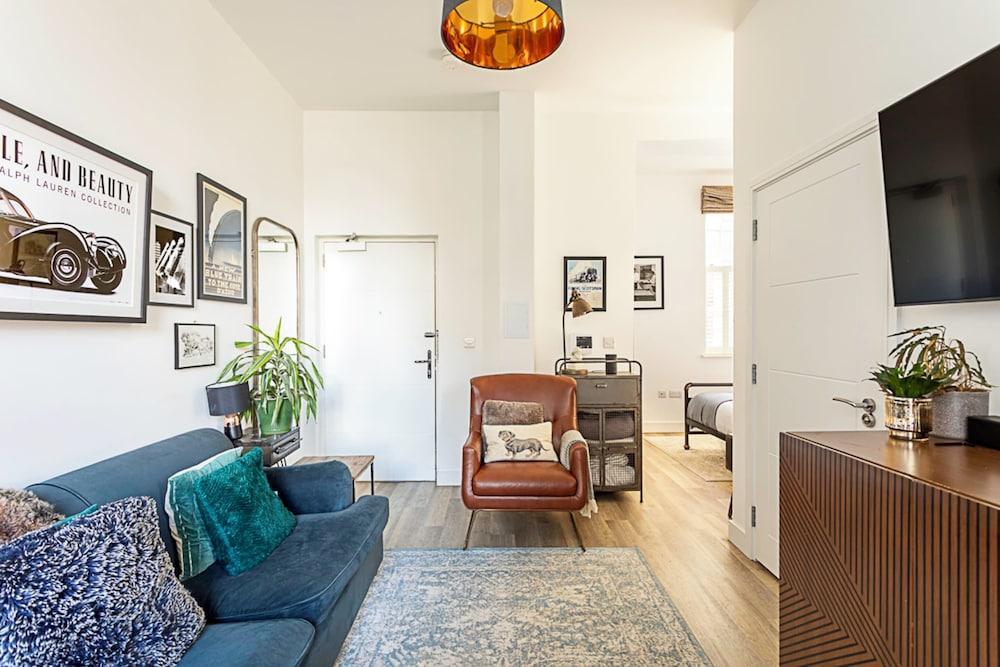 Contemporary Victorian Studio - Tap to explore photos