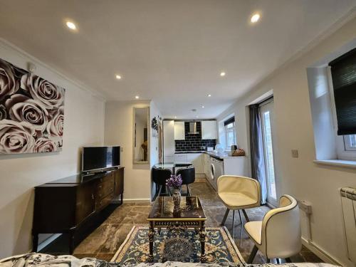 Spacious Guest Suite - Harrow - Tap to explore photos