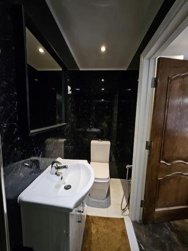 Spacious Guest Suite - Harrow - Tap to explore photos