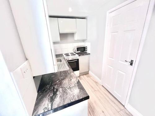 Modern Studio Near Heathrow - Tap to explore photos