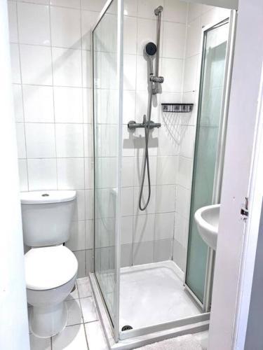 Modern Studio Near Heathrow - Tap to explore photos