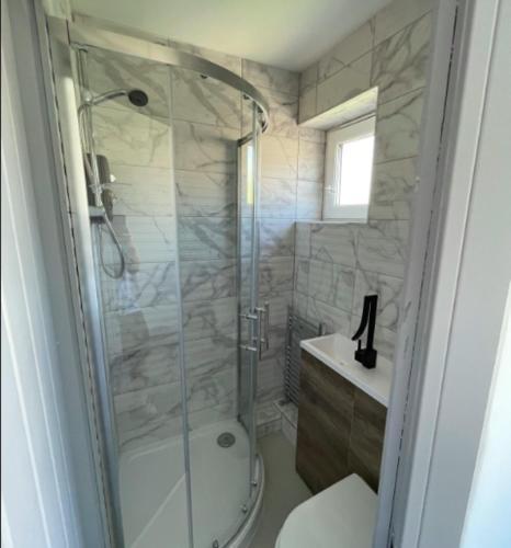 Room in Shared House London - Tap to explore photos