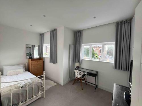 Cosy single room with private bathroom - Tap to explore photos
