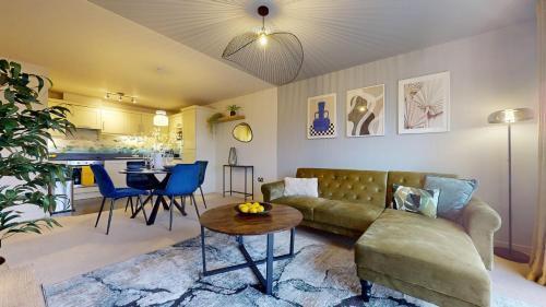 Stylish Central Apartment - Tap to explore photos