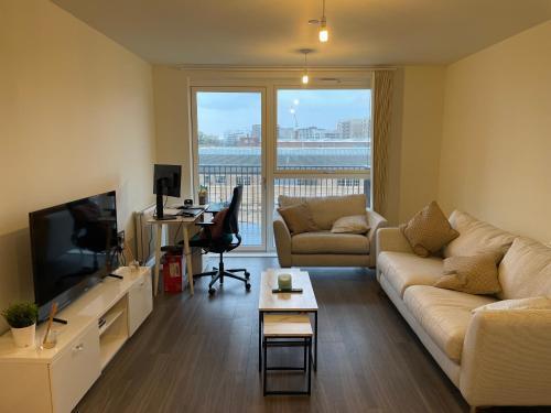 Flat in Hayes - Tap to explore photos