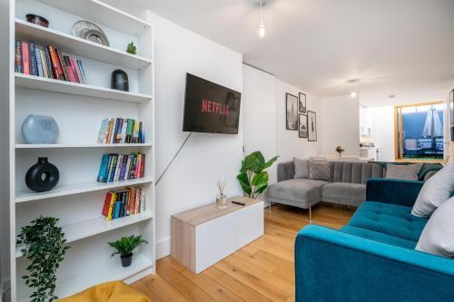 The Deluxe Barbican Duplex - Tap to explore photos