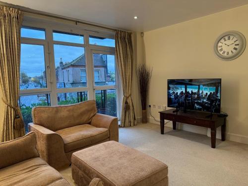 Two Bed Flat In Wimbledon - Tap to explore photos