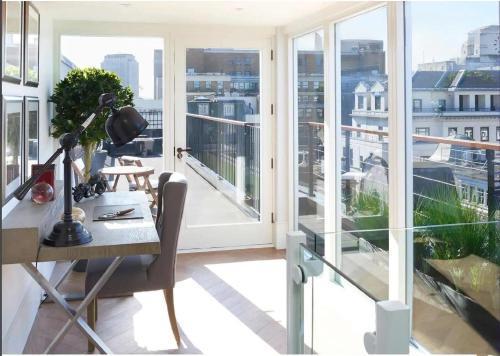 Luxe London Skyline View Penthouse - Tap to explore photos